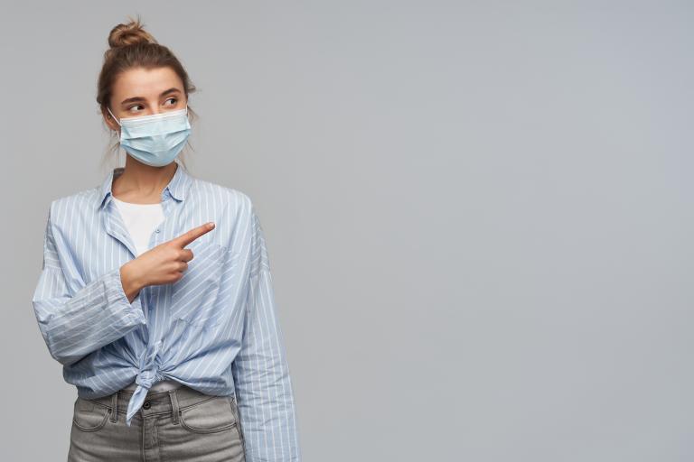 Covid-19 dame met mondkampje