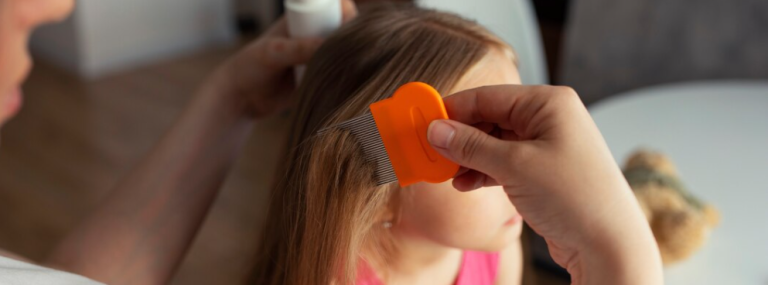 Moeder kampt bij dochter haar met hoofdluiskam